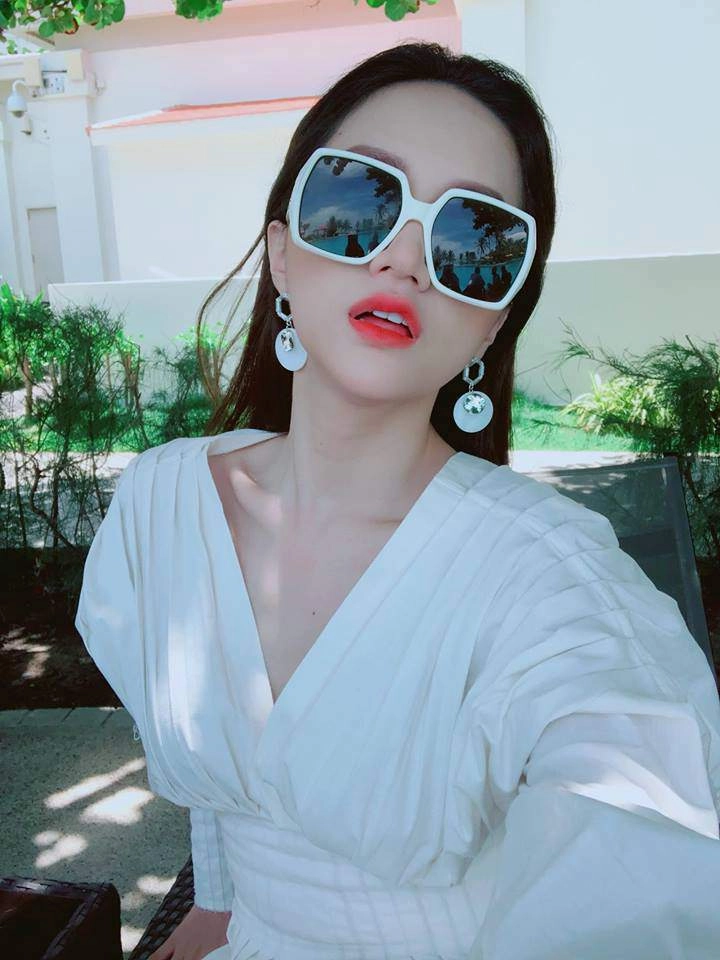 Mới đầu tuần mà hương giang và võ hoàng yến đã chạm trán váy áo