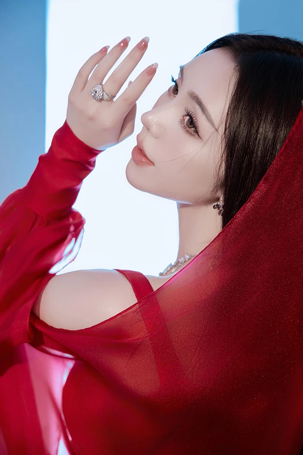 Một người đẹp của vũ trụ vfc có làn da trắng mịn không tì vết nhờ một thói quen vào sáng sớm
