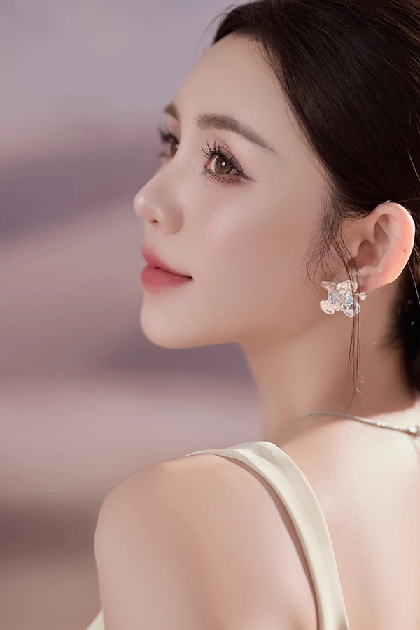 Một người đẹp của vũ trụ vfc có làn da trắng mịn không tì vết nhờ một thói quen vào sáng sớm