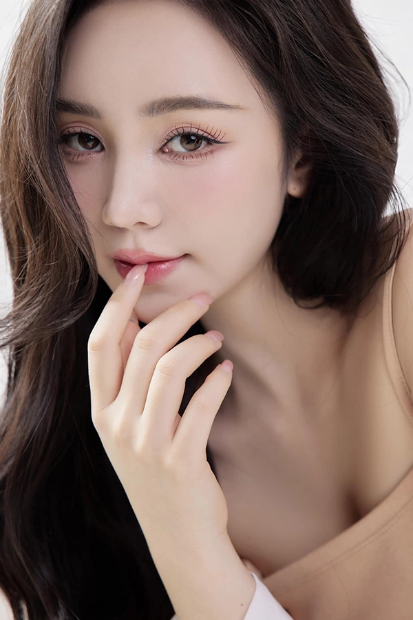 Một người đẹp của vũ trụ vfc có làn da trắng mịn không tì vết nhờ một thói quen vào sáng sớm