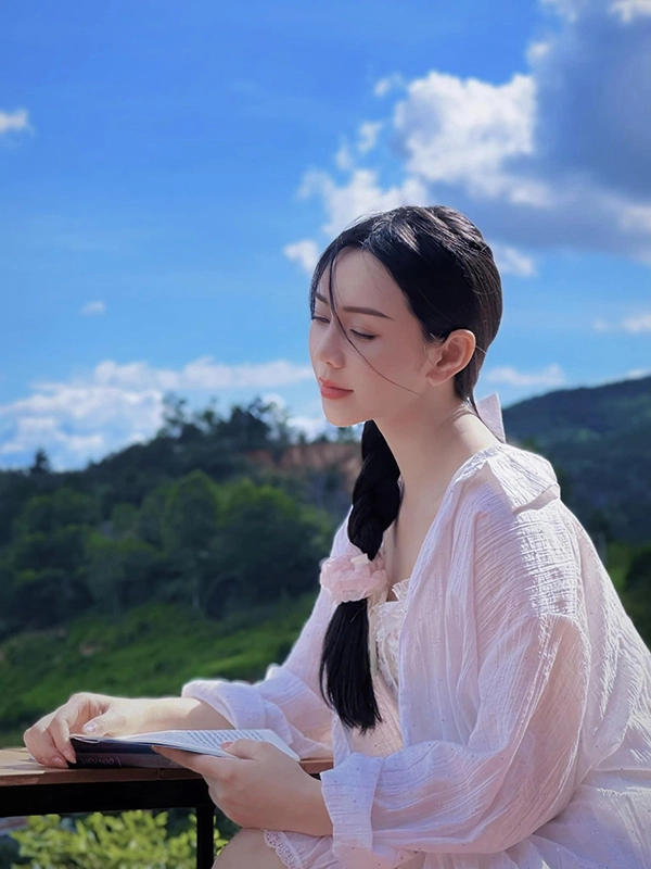 Một người đẹp của vũ trụ vfc có làn da trắng mịn không tì vết nhờ một thói quen vào sáng sớm