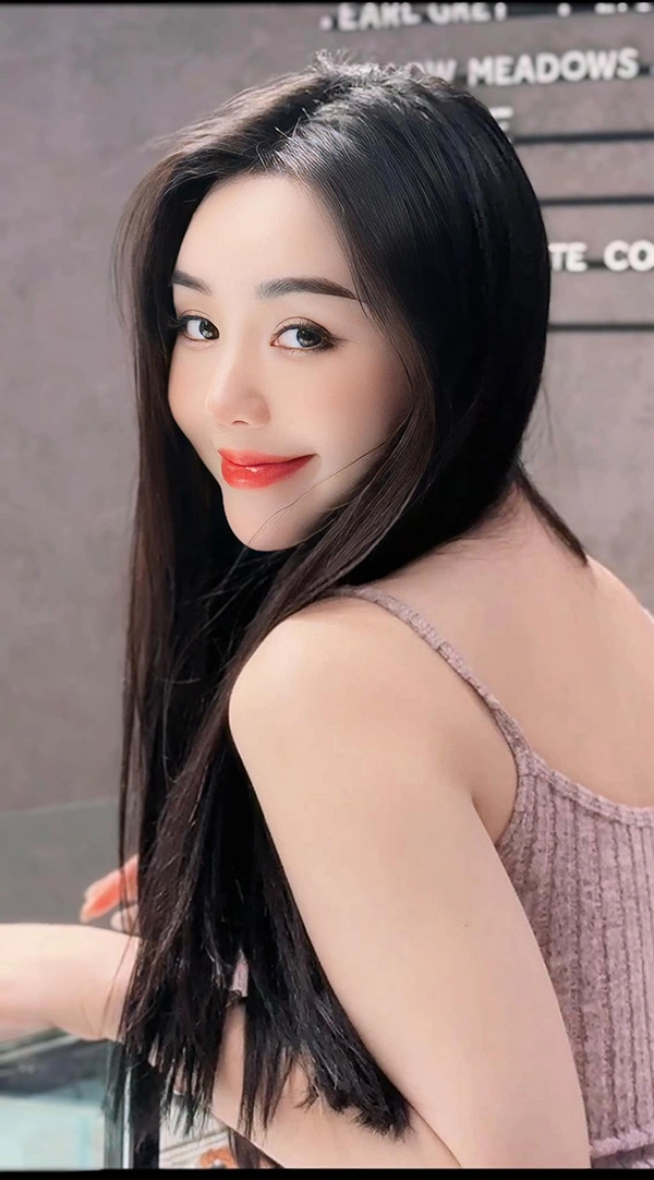 Một người đẹp của vũ trụ vfc có làn da trắng mịn không tì vết nhờ một thói quen vào sáng sớm