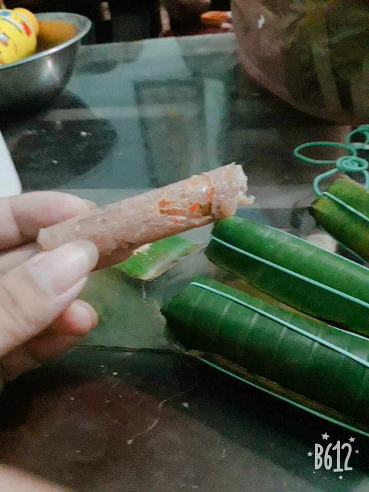 Mua hộp nem chua 45 nghìn khi lấy ra cô gái tí ngất vì 1 phần thịt 9 phần giấy
