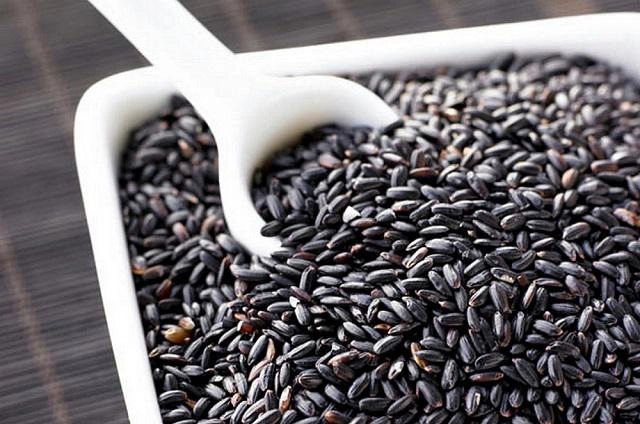 Muôn vàn kiểu giảm béo đáng sợ của phụ nữ xưa ăn giun uống thạch tín