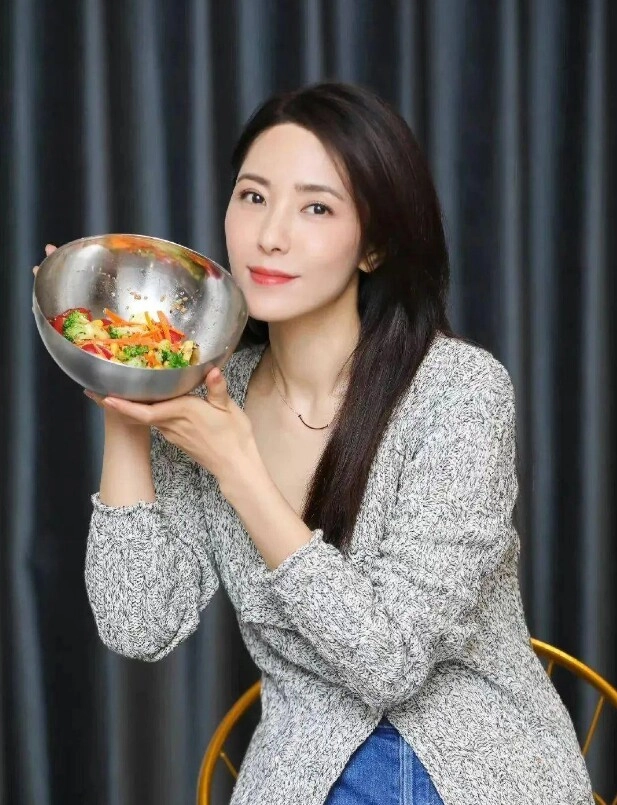mỹ nhân 200 năm nữa cũng không ai đẹp bằng u50 trẻ như mới 30 tuổi nhờ bổ sung 2 thứ sáng tối
