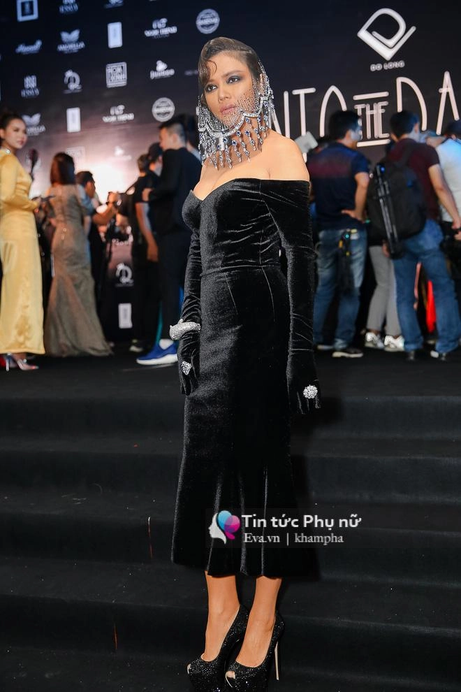 Nam em đầu xù tóc rối cùng lý nhã kỳ đi chơi halloween sớm tại thảm đỏ show đỗ long
