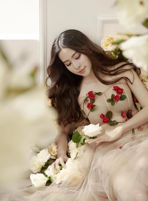Nam em và midu đụng váy công chúa hoa hồng những ngày cận tết