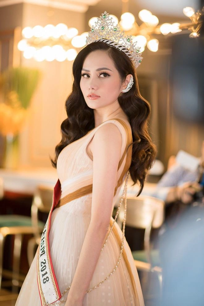 Nắng nóng cực độ võ hoàng yến khoe vòng một quyến rũ chạm trán thời trang với kỳ duyên