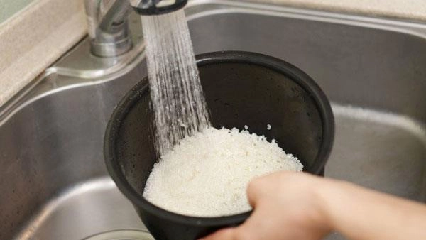Nếu cứ làm những việc này khi nấu cơm sẽ vừa mất chất lại gây hại cả nhà