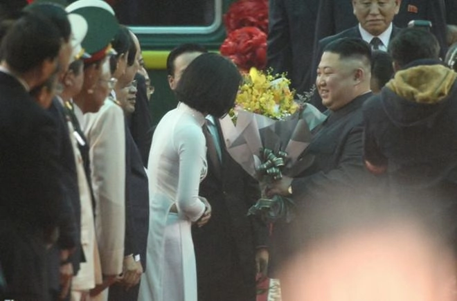 Ngắm không chán mắt nhan sắc nữ sinh lạng sơn tặng hoa ông kim jong un sáng nay