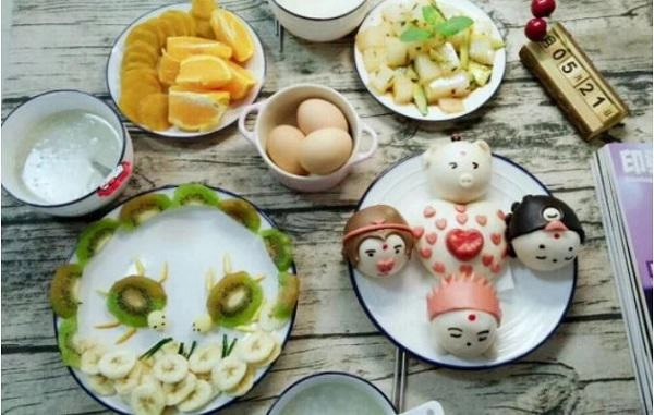 Ngày nào chồng trẻ cũng vào bếp nấu ăn sáng toàn món ngon đẹp cho vợ con