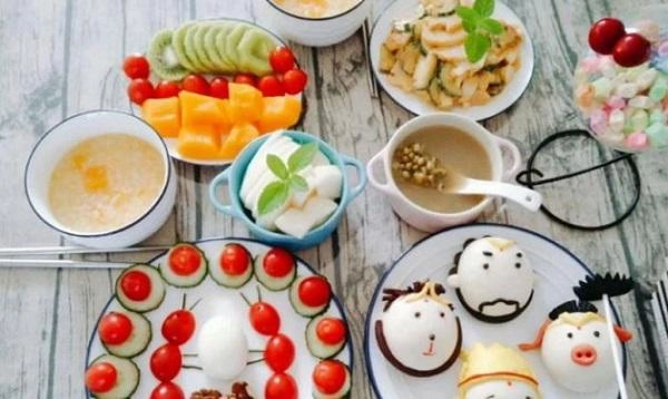 Ngày nào chồng trẻ cũng vào bếp nấu ăn sáng toàn món ngon đẹp cho vợ con