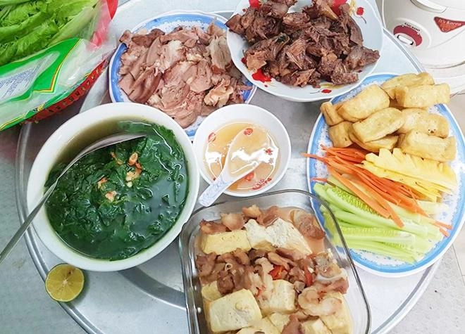 Ngày nào cũng nấu cho 6 người ăn vợ trẻ vẫn chiều lòng sở thích của từng người