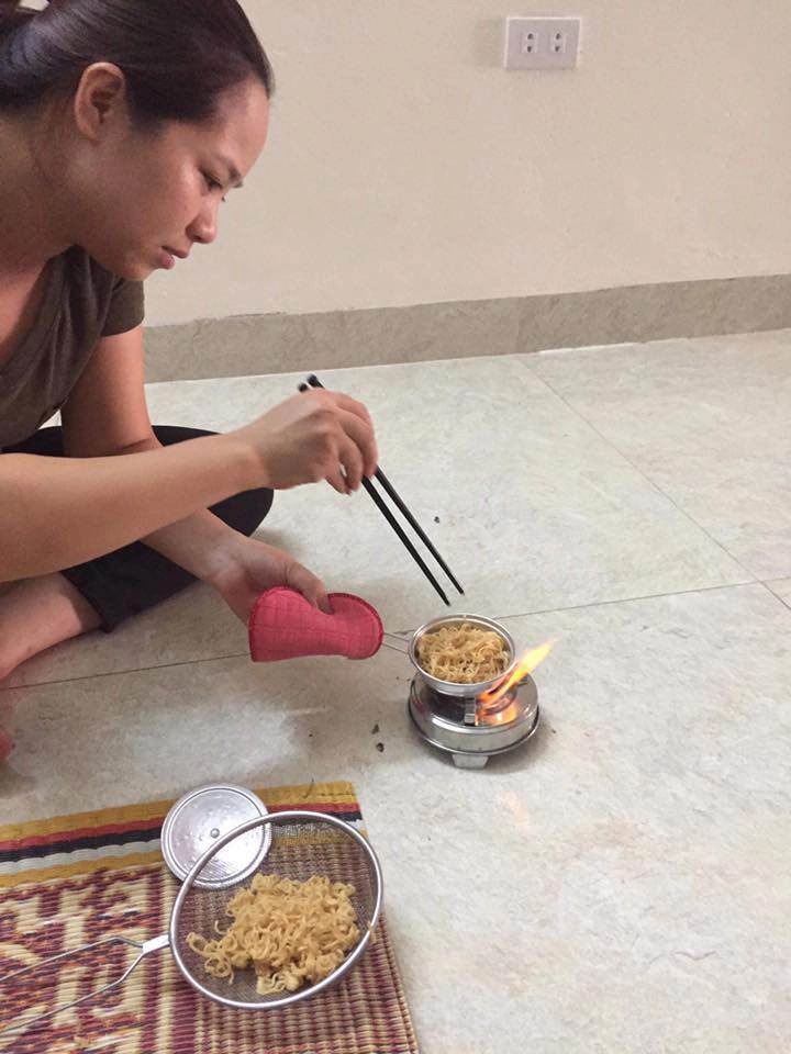 Nghe lời con mua bộ đồ nấu mì trên mạng bà mẹ khóc cạn nước mắt khi nhận hàng