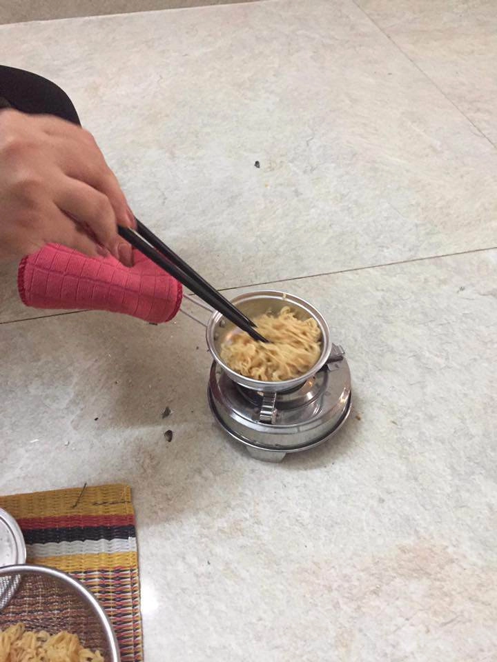 Nghe lời con mua bộ đồ nấu mì trên mạng bà mẹ khóc cạn nước mắt khi nhận hàng