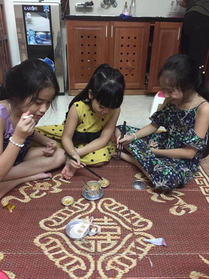 Nghe lời con mua bộ đồ nấu mì trên mạng bà mẹ khóc cạn nước mắt khi nhận hàng