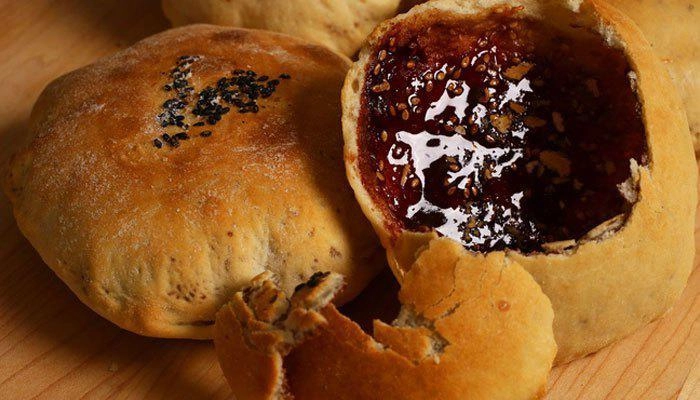Nghe quảng cáo bánh mì đặc ruột anh chàng khóc khi mở bánh ra dân mạng rần rần tranh cãi