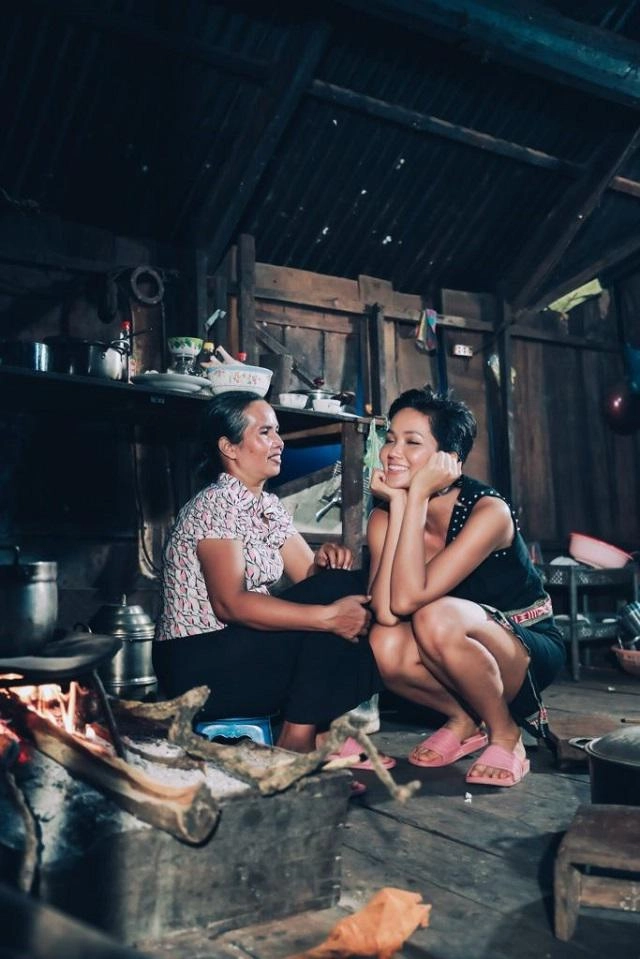 Ngồi bệt dưới sàn nhà tự tay họa mặt hhen niê khiến mọi người phát cuồng với cái kết