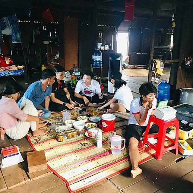 Ngồi bệt dưới sàn nhà tự tay họa mặt hhen niê khiến mọi người phát cuồng với cái kết