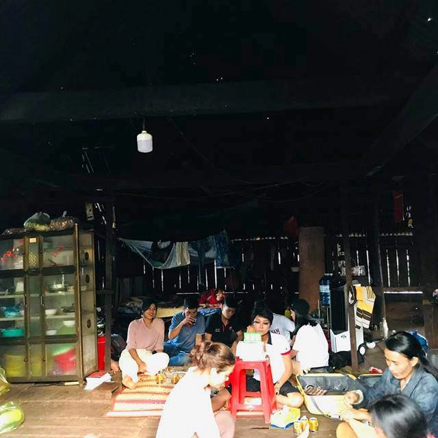 Ngồi bệt dưới sàn nhà tự tay họa mặt hhen niê khiến mọi người phát cuồng với cái kết