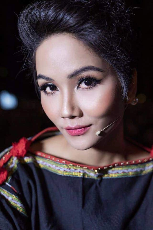 Ngồi bệt dưới sàn nhà tự tay họa mặt hhen niê khiến mọi người phát cuồng với cái kết