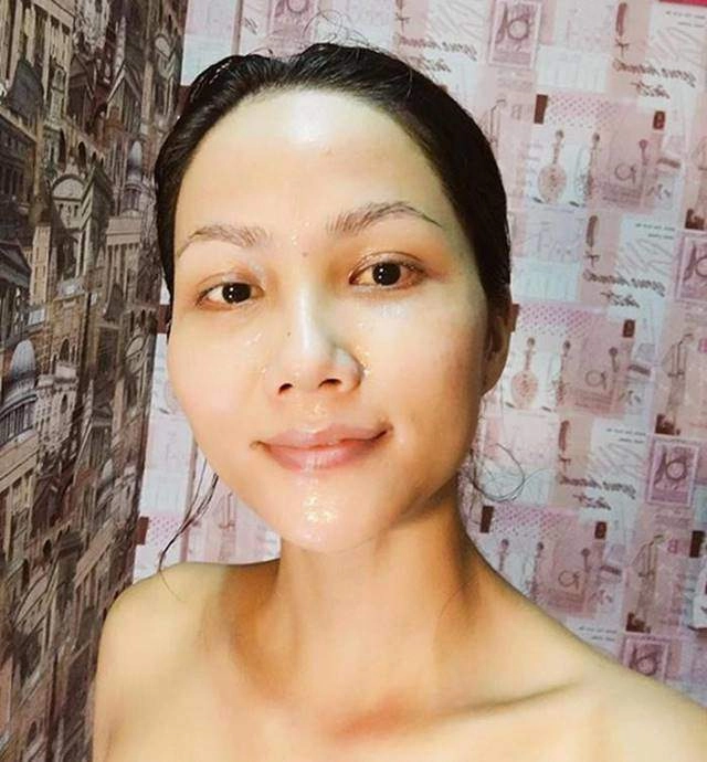Ngồi bệt dưới sàn nhà tự tay họa mặt hhen niê khiến mọi người phát cuồng với cái kết