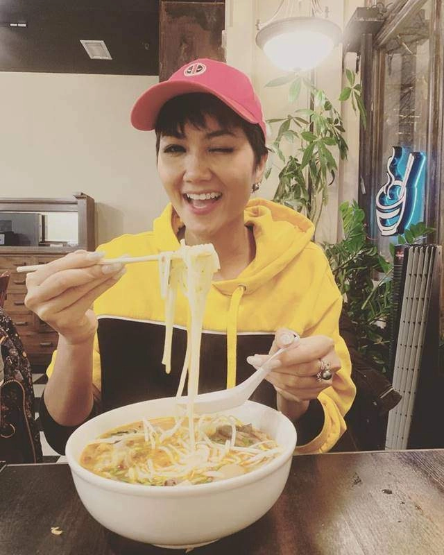 Ngồi bệt dưới sàn nhà tự tay họa mặt hhen niê khiến mọi người phát cuồng với cái kết