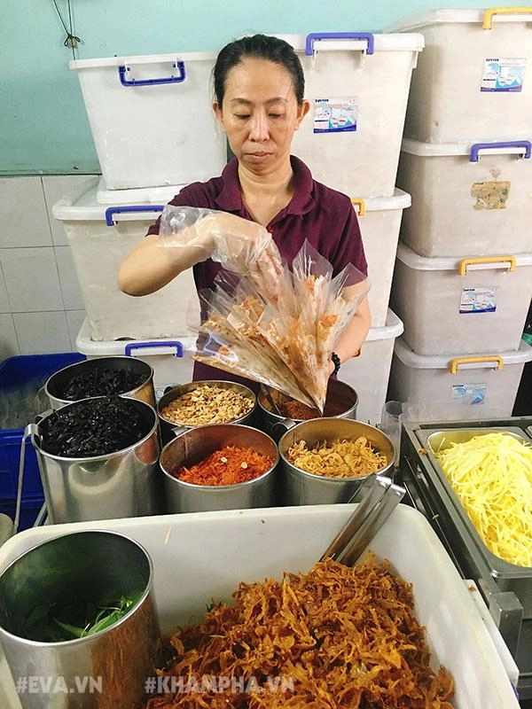 Người công nhân xây dựng nên đế chế bánh tráng trộn lừng lẫy khu nguyễn thượng hiền
