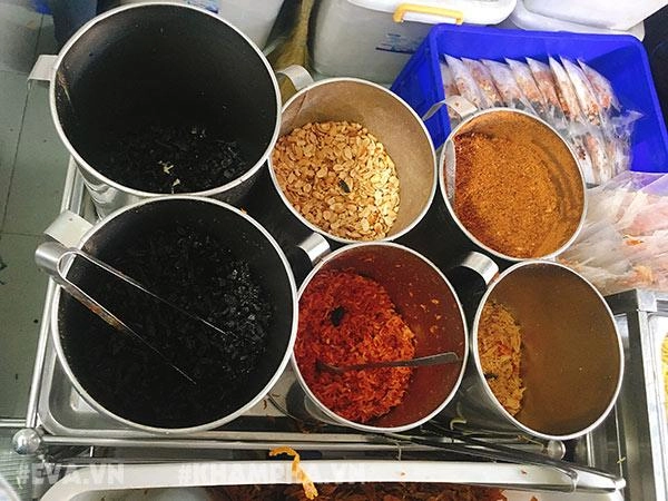 Người công nhân xây dựng nên đế chế bánh tráng trộn lừng lẫy khu nguyễn thượng hiền