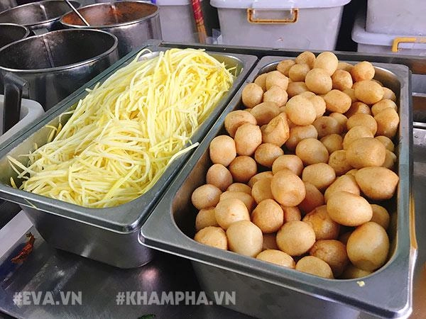 Người công nhân xây dựng nên đế chế bánh tráng trộn lừng lẫy khu nguyễn thượng hiền