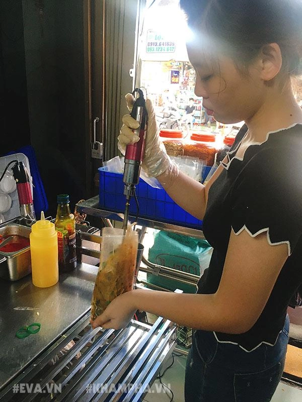 Người công nhân xây dựng nên đế chế bánh tráng trộn lừng lẫy khu nguyễn thượng hiền