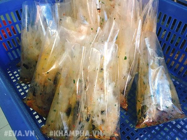 Người công nhân xây dựng nên đế chế bánh tráng trộn lừng lẫy khu nguyễn thượng hiền