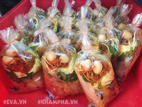 Người công nhân xây dựng nên đế chế bánh tráng trộn lừng lẫy khu nguyễn thượng hiền
