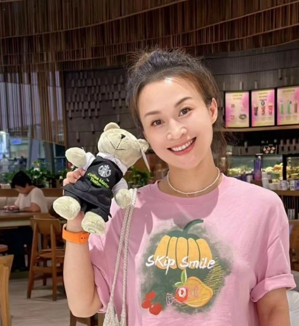 Người phụ nữ 50 tuổi trẻ lại 20 tuổi nhờ chăm làm một việc đơn giản nhưng hiệu quả tốt hơn thẩm mỹ