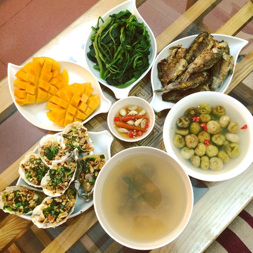Nhà chỉ có 2 người những mâm cơm đầy ắp món của cặp vợ chồng son khiến ai cũng nể