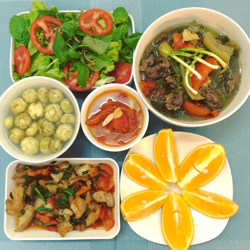 Nhà chỉ có 2 người những mâm cơm đầy ắp món của cặp vợ chồng son khiến ai cũng nể
