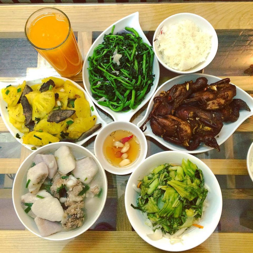 Nhà chỉ có 2 người những mâm cơm đầy ắp món của cặp vợ chồng son khiến ai cũng nể