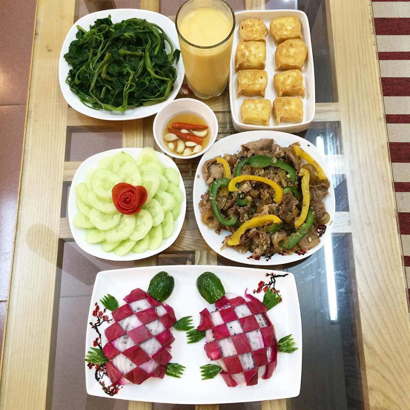 Nhà chỉ có 2 người những mâm cơm đầy ắp món của cặp vợ chồng son khiến ai cũng nể