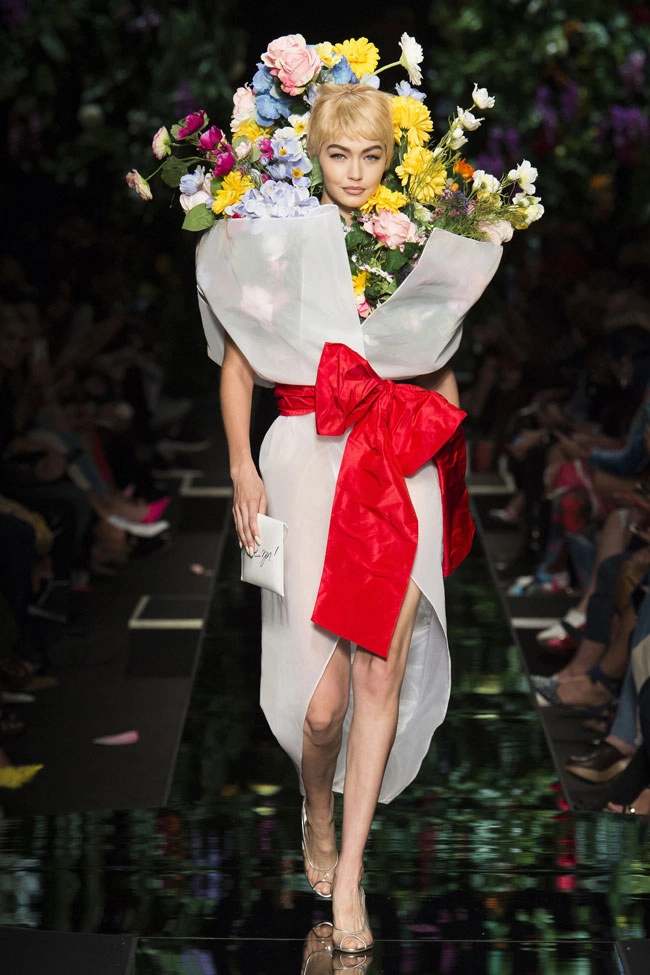 Nhà mốt moschino gây bất ngờ với thiết kế giống hệt mẫu váy tóc tiên mặc 1 năm trước
