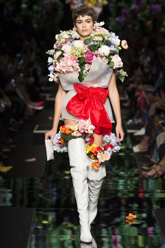 Nhà mốt moschino gây bất ngờ với thiết kế giống hệt mẫu váy tóc tiên mặc 1 năm trước