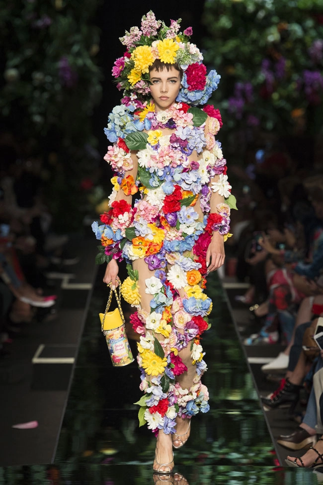 Nhà mốt moschino gây bất ngờ với thiết kế giống hệt mẫu váy tóc tiên mặc 1 năm trước