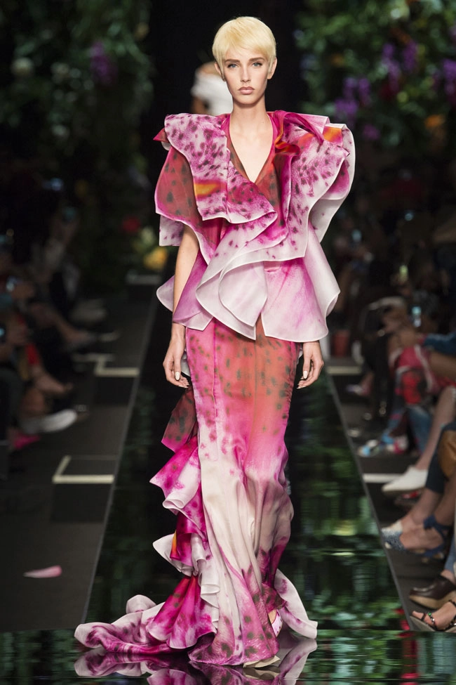 Nhà mốt moschino gây bất ngờ với thiết kế giống hệt mẫu váy tóc tiên mặc 1 năm trước