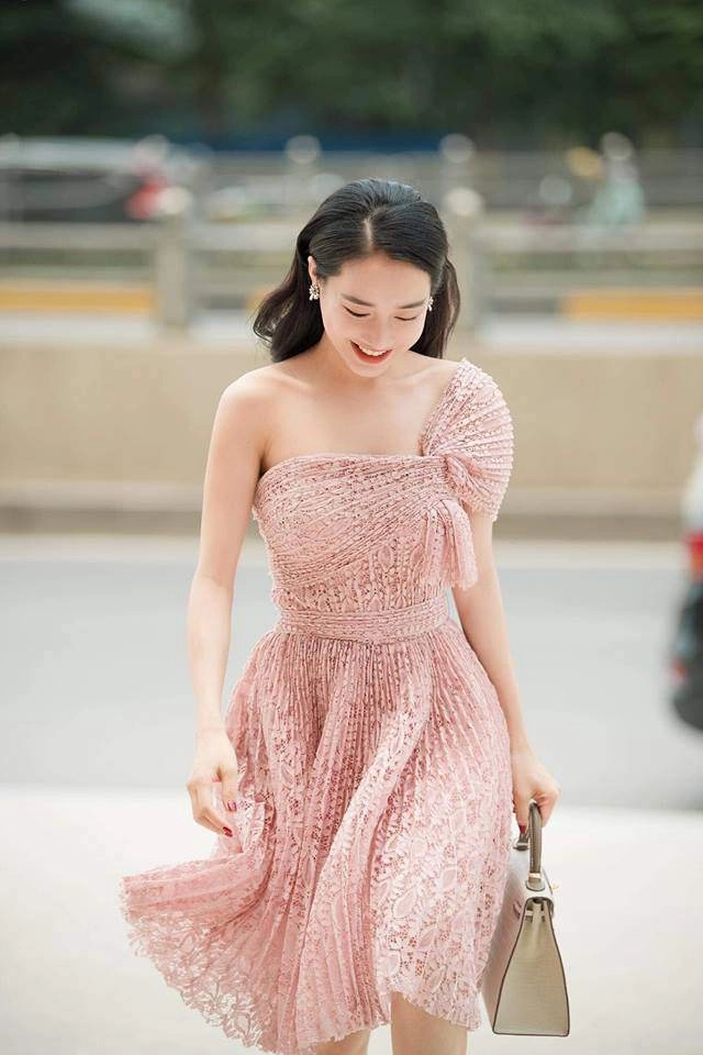 Nhã phương để lộ đôi chân gầy teo đến mức đáng ngại khi trượt băng là thật hay photoshop