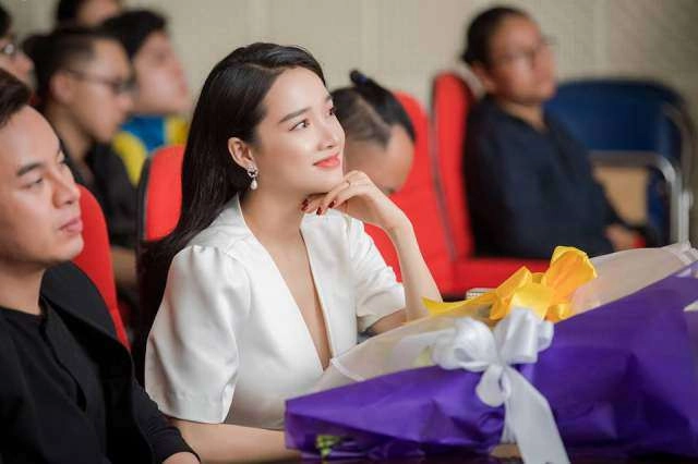 Nhã phương để lộ đôi chân gầy teo đến mức đáng ngại khi trượt băng là thật hay photoshop