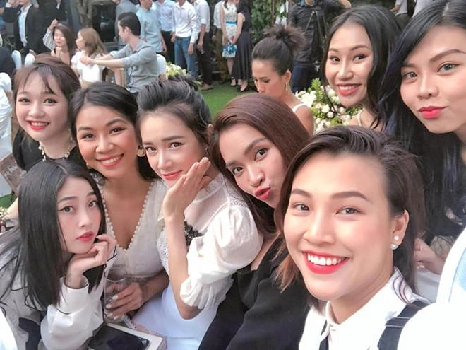 Nhã phương đi đám cưới bạn thân nhưng bị lu mờ bởi vòng một bốc lửa của cô dâu