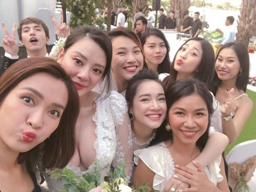 Nhã phương đi đám cưới bạn thân nhưng bị lu mờ bởi vòng một bốc lửa của cô dâu