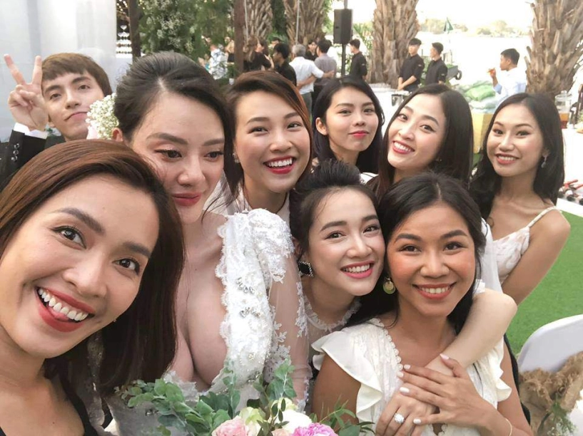 Nhã phương đi đám cưới bạn thân nhưng bị lu mờ bởi vòng một bốc lửa của cô dâu