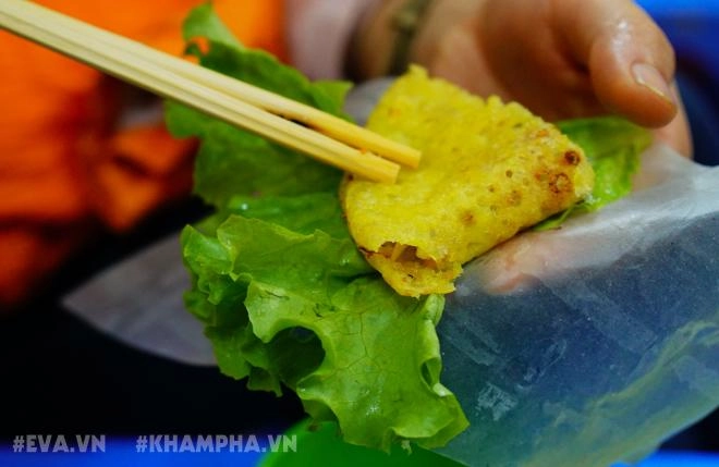 Nhâm nhi bánh xèo giòn tan chuẩn vị đà nẵng phố đội cấn giữa mùa đông hà nội