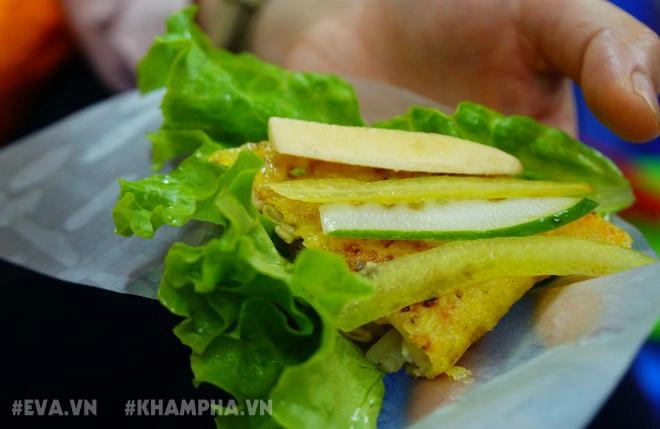 Nhâm nhi bánh xèo giòn tan chuẩn vị đà nẵng phố đội cấn giữa mùa đông hà nội