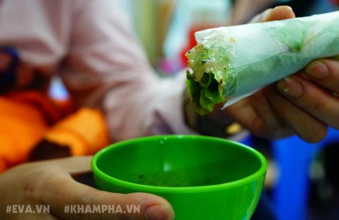 Nhâm nhi bánh xèo giòn tan chuẩn vị đà nẵng phố đội cấn giữa mùa đông hà nội